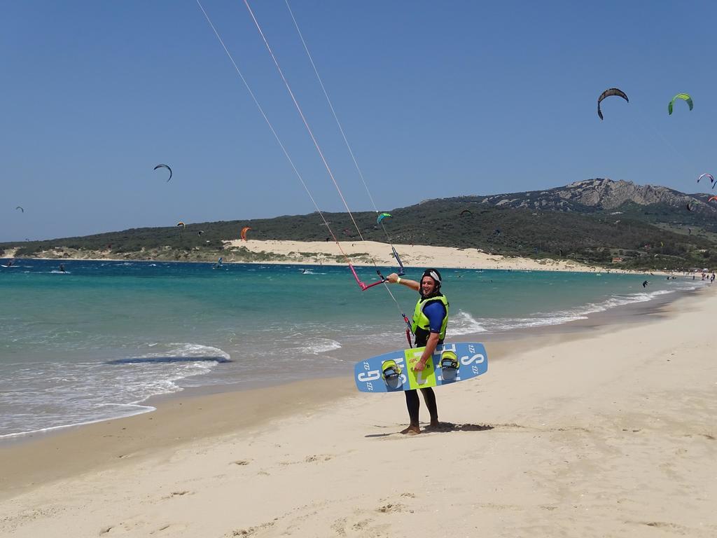 100% Fun Hotel Tarifa Bagian luar foto